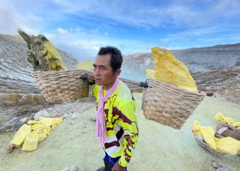 Penambang Kawah Ijen Lalui Terjal Bahaya