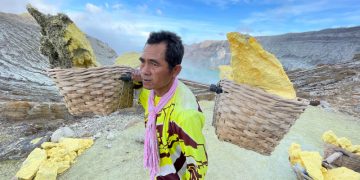 Penambang Kawah Ijen Lalui Terjal Bahaya
