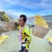 Penambang Kawah Ijen Lalui Terjal Bahaya