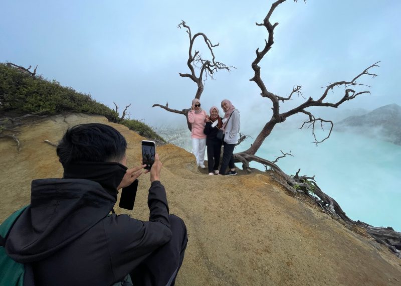 Foto Keindahan dan Eksotisme Kawah Ijen Kini Kembali Dinikmati Wisatawan