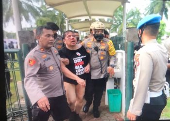 Ikut Hadir di Demontrasi BEM SI, Ade Armando Malah Dipukuli Massa