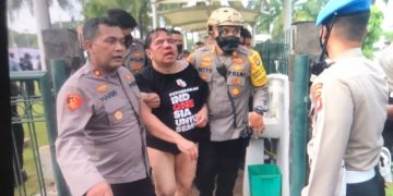 Ikut Hadir di Demontrasi BEM SI, Ade Armando Malah Dipukuli Massa