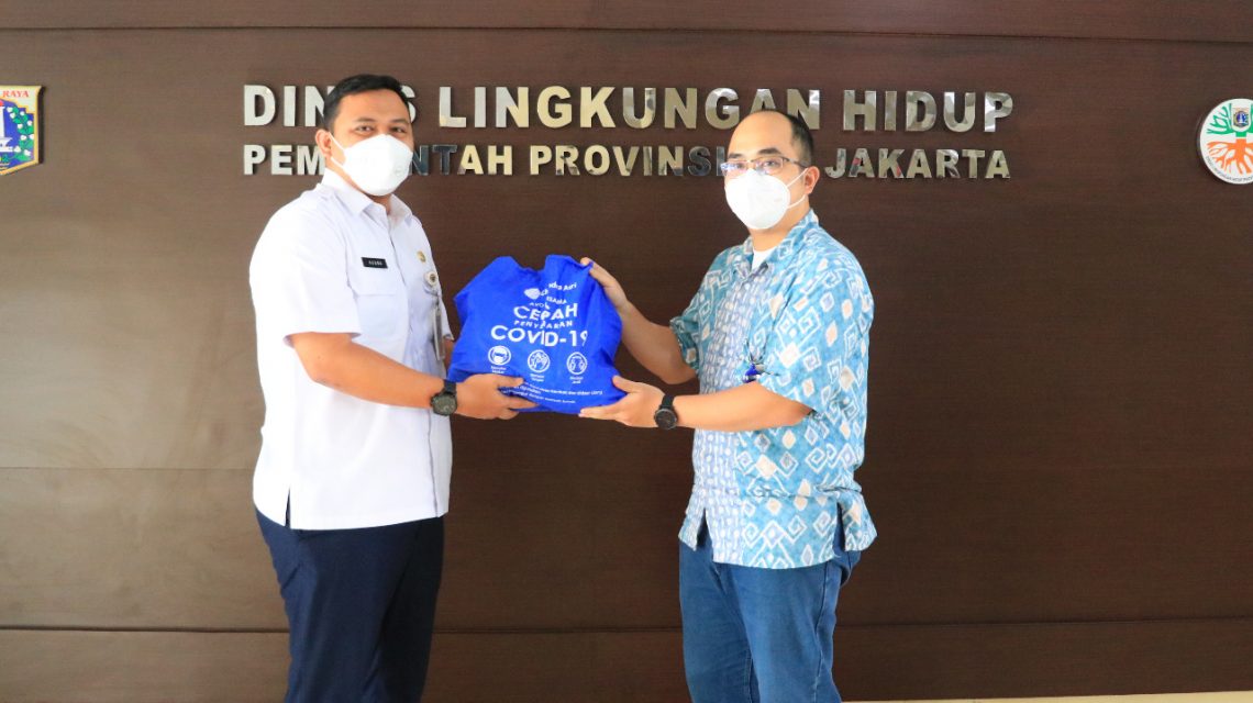 Chandra Asri Berikan Donasi 900 Paket Sembako ke Petugas Kebersihan di DKI Jakarta