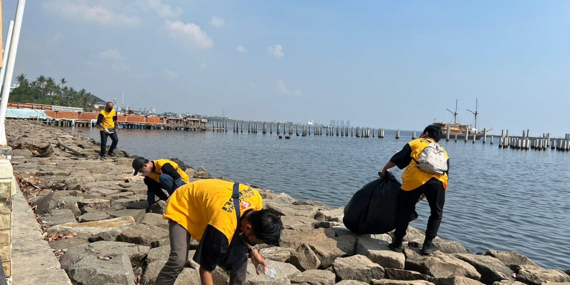 Patroli Kebersihan Saat Gelaran Formule E, Tim Saber Punguti Sampah di Kawasan JIEC