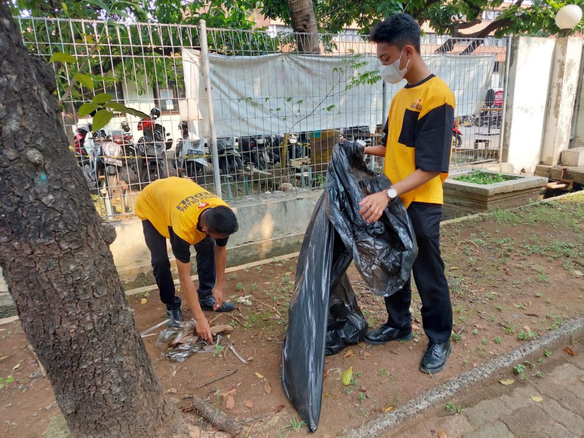 Tim Saber AGP Bersihkan Sampah di Jakarta International E-Prix Circuit