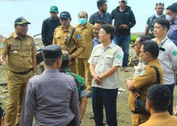 Bupati Halsel Tinjau Jembatan Desa Gane Luar