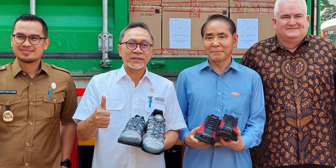 Mendag Zulhas Lepas Ekspor 6.700 Pasang Sepatu Merek Nike ke Belanda