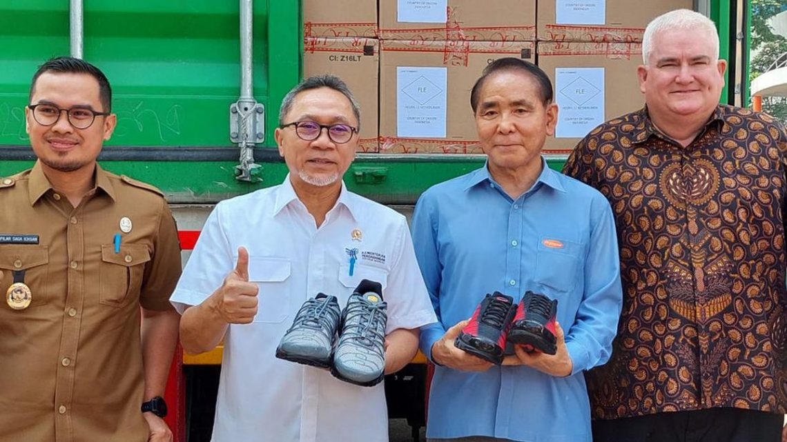 Mendag Zulhas Lepas Ekspor 6.700 Pasang Sepatu Merek Nike ke Belanda