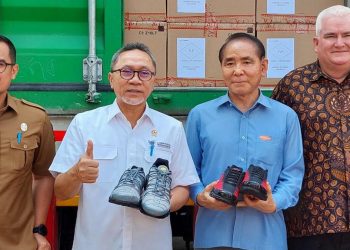 Mendag Zulhas Lepas Ekspor 6.700 Pasang Sepatu Merek Nike ke Belanda