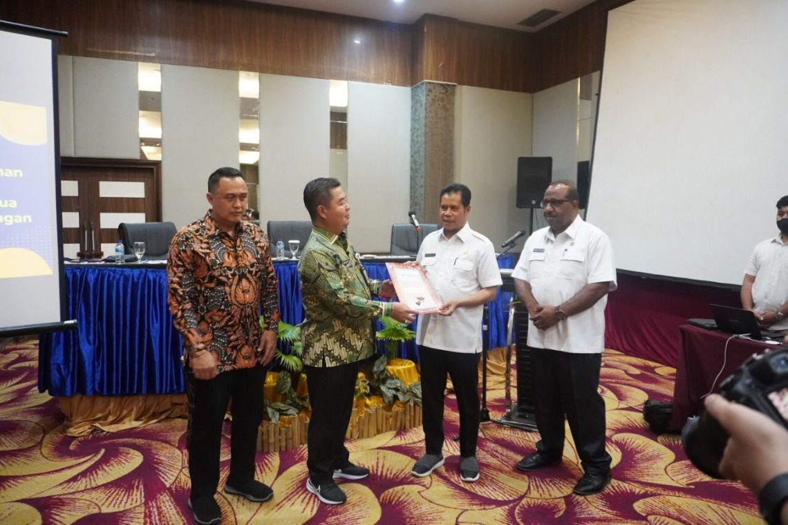 Kemendagri Serahkan Hasil Asistensi Dokumen RKPD 2023 3 DOB Papua