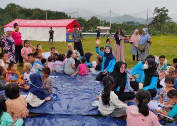 Relawan PLN Menghibur Anak-Anak Pengungsi Gempa Cianjur