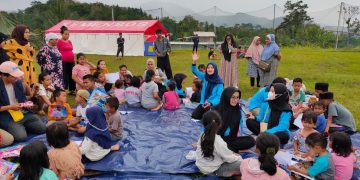Relawan PLN Menghibur Anak-Anak Pengungsi Gempa Cianjur