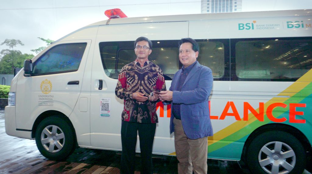 Dukung Layanan Kesehatan Masyarakat, BSI Beri Bantuan Ambulans untuk Kampus UI