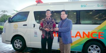 Dukung Layanan Kesehatan Masyarakat, BSI Beri Bantuan Ambulans untuk Kampus UI
