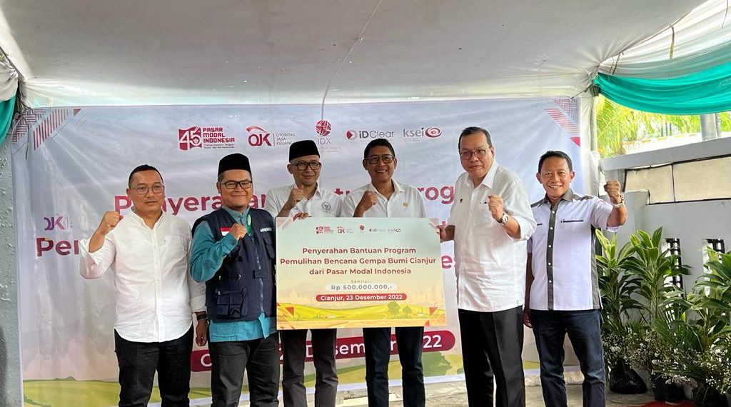 Pasar Modal Indonesia Serahkan Bantuan Sosial untuk Masyarakat Terdampak Gempa Cianjur