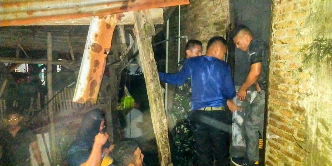 Yonif 721/Makkasau Bantu Masyarakat Padamkan Kebakaran