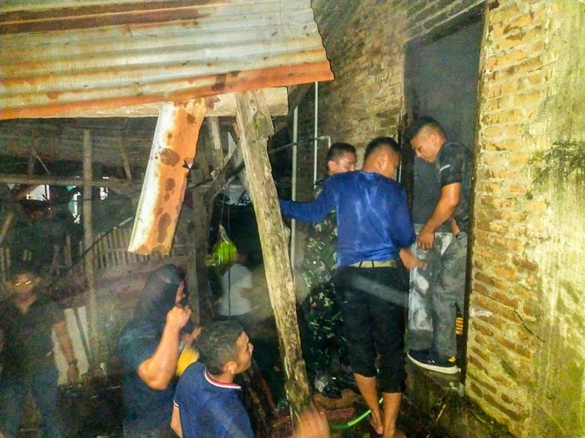 Yonif 721/Makkasau Bantu Masyarakat Padamkan Kebakaran
