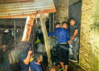 Yonif 721/Makkasau Bantu Masyarakat Padamkan Kebakaran