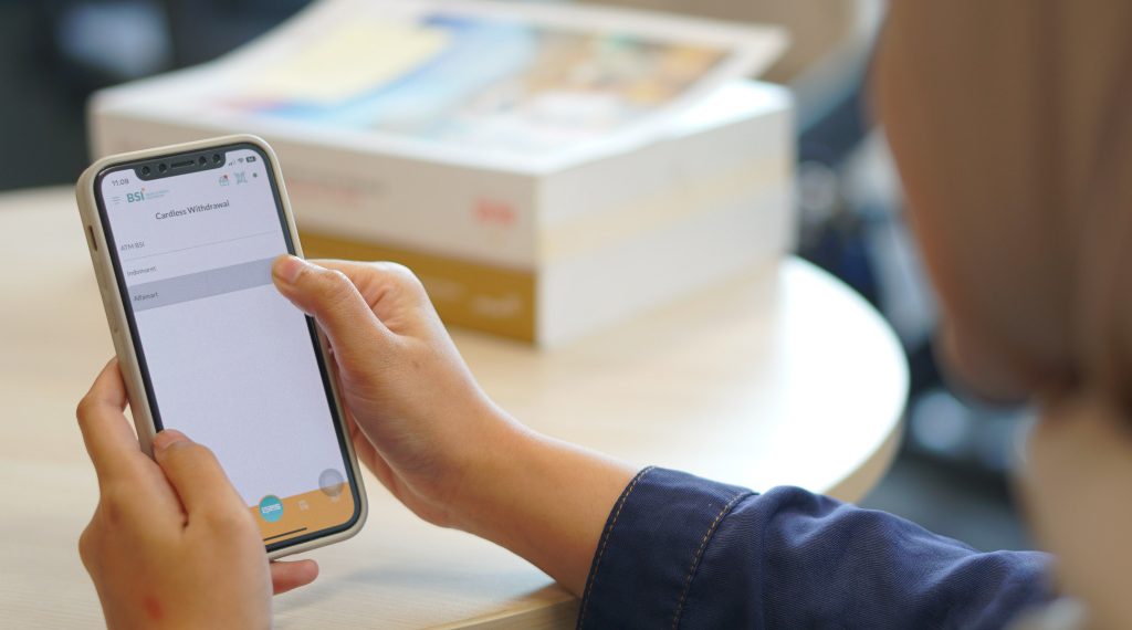 Perkuat Inklusi Keuangan Syariah, BSI Layani Tarik Tunai Tanpa Kartu di Alfamart