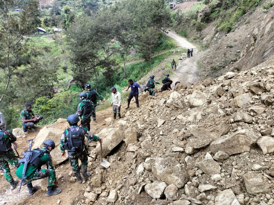 Gerak Cepat Prajurit Yonif 721/Mks Bantu Warga Atasi Tanah Longsor Di Lanny Jaya