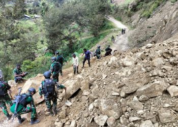 Gerak Cepat Prajurit Yonif 721/Mks Bantu Warga Atasi Tanah Longsor Di Lanny Jaya