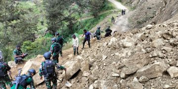 Gerak Cepat Prajurit Yonif 721/Mks Bantu Warga Atasi Tanah Longsor Di Lanny Jaya