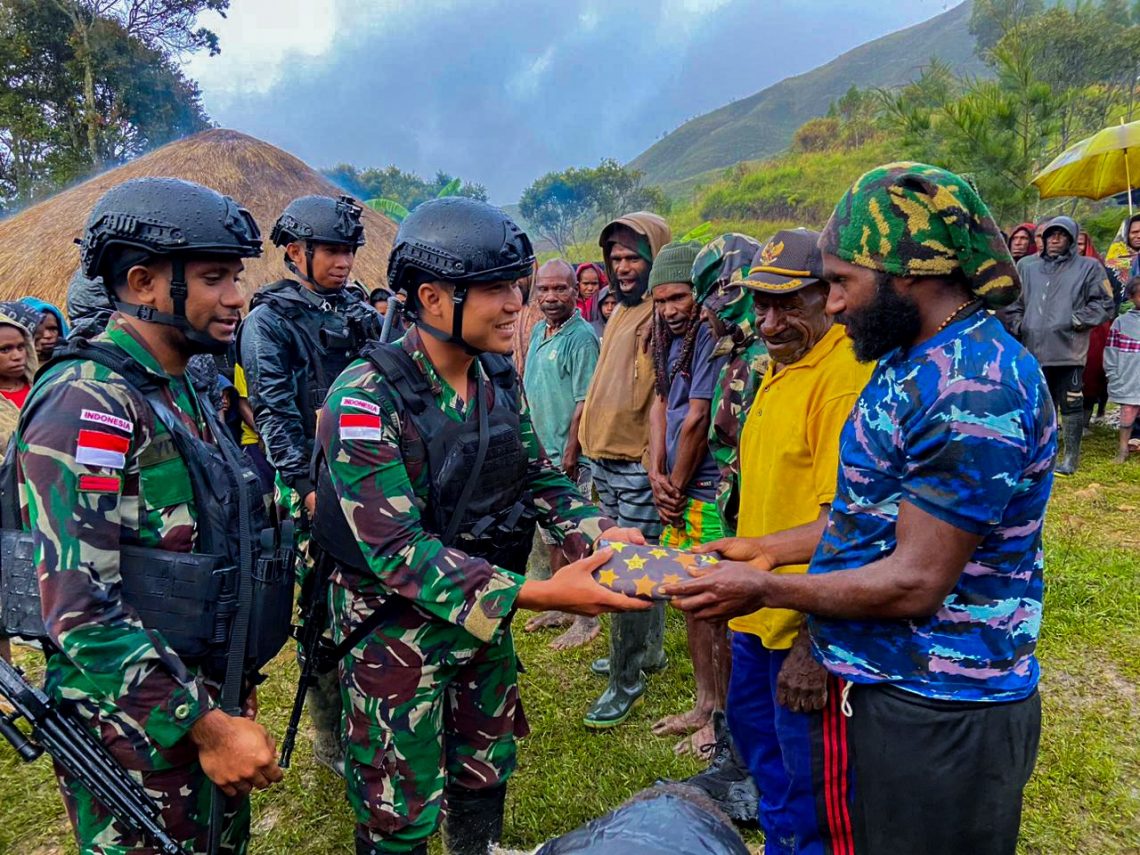 Antusiasme Masyarakat Lanny Jaya Sambut Prajurit Yonif 721/Mks Di Acara Tradisi Perkenalan Warga Baru