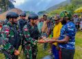 Antusiasme Masyarakat Lanny Jaya Sambut Prajurit Yonif 721/Mks Di Acara Tradisi Perkenalan Warga Baru