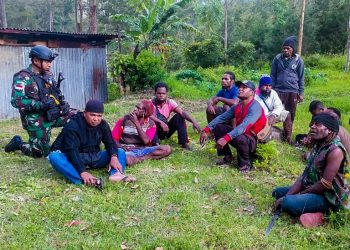 Sinergitas Satgas Yonif 721/Mks Dengan Polsek Pirime Mencari Warga Yang Hilang Di Sungai Baliem