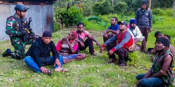 Sinergitas Satgas Yonif 721/Mks Dengan Polsek Pirime Mencari Warga Yang Hilang Di Sungai Baliem