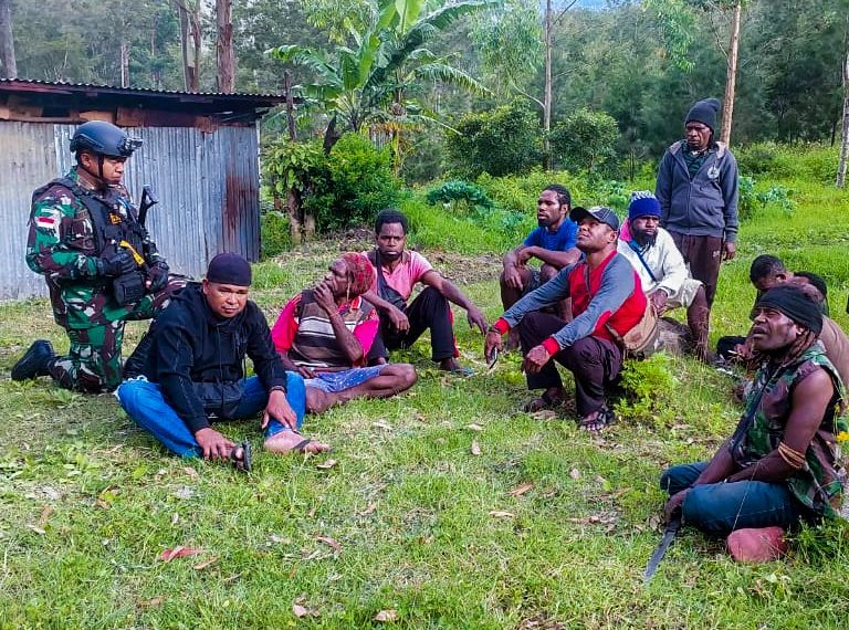 Sinergitas Satgas Yonif 721/Mks Dengan Polsek Pirime Mencari Warga Yang Hilang Di Sungai Baliem