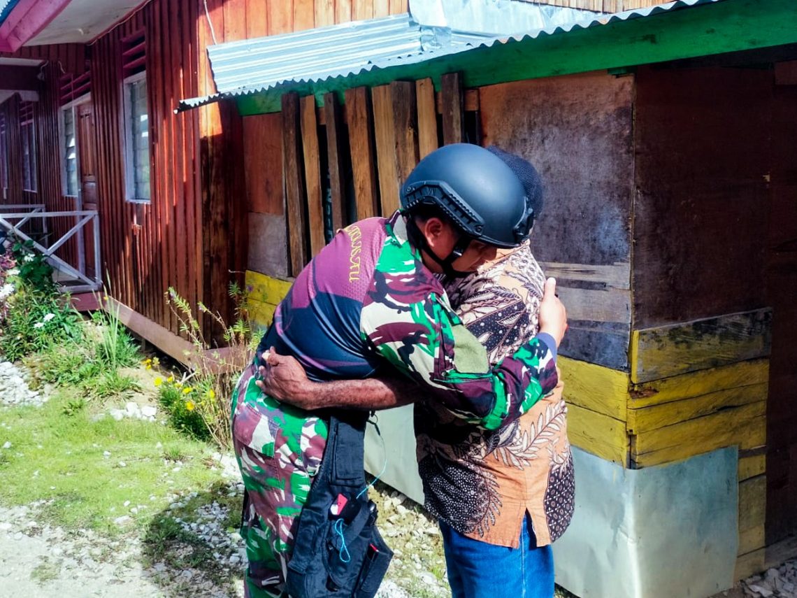 Menjaga Hubungan Baik Dengan Masyarakat, Dansatgas Yonif 721/Mks Kunjungi Ketua LMA Kab Lanny Jaya