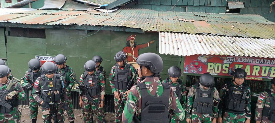 Prajurit Yonif 721/Mks bersama Warga Distrik Karubaga melaksanakan Karya Bakti membangun Jalan Gereja