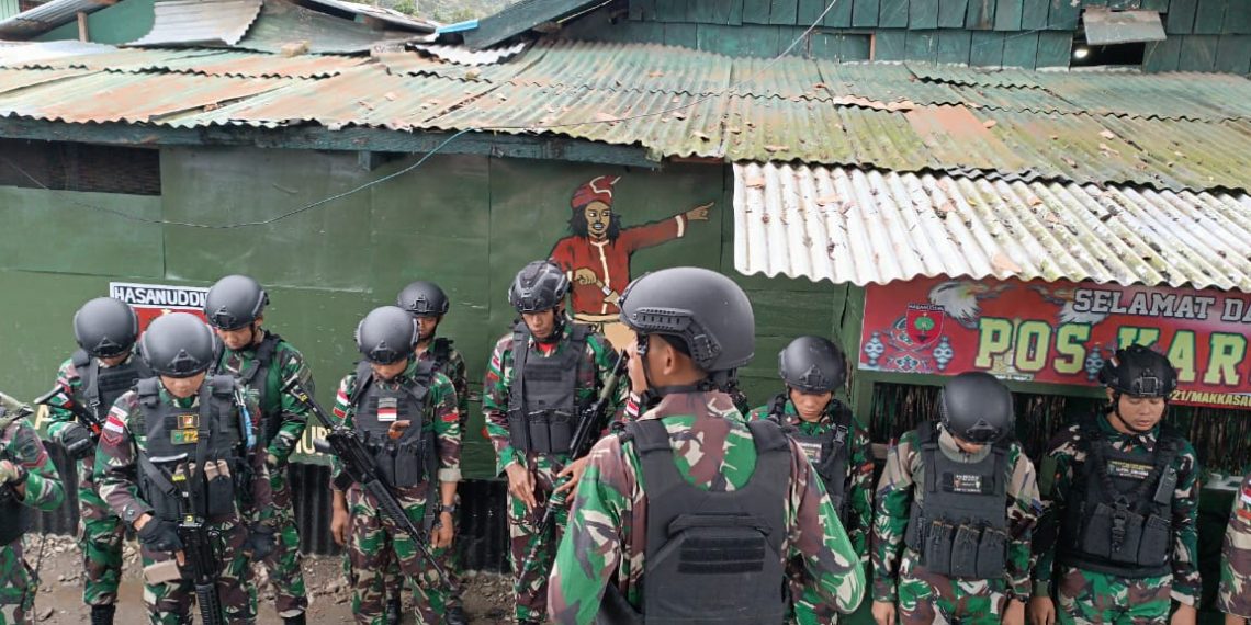 Prajurit Yonif 721/Mks bersama Warga Distrik Karubaga melaksanakan Karya Bakti membangun Jalan Gereja