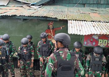 Prajurit Yonif 721/Mks bersama Warga Distrik Karubaga melaksanakan Karya Bakti membangun Jalan Gereja