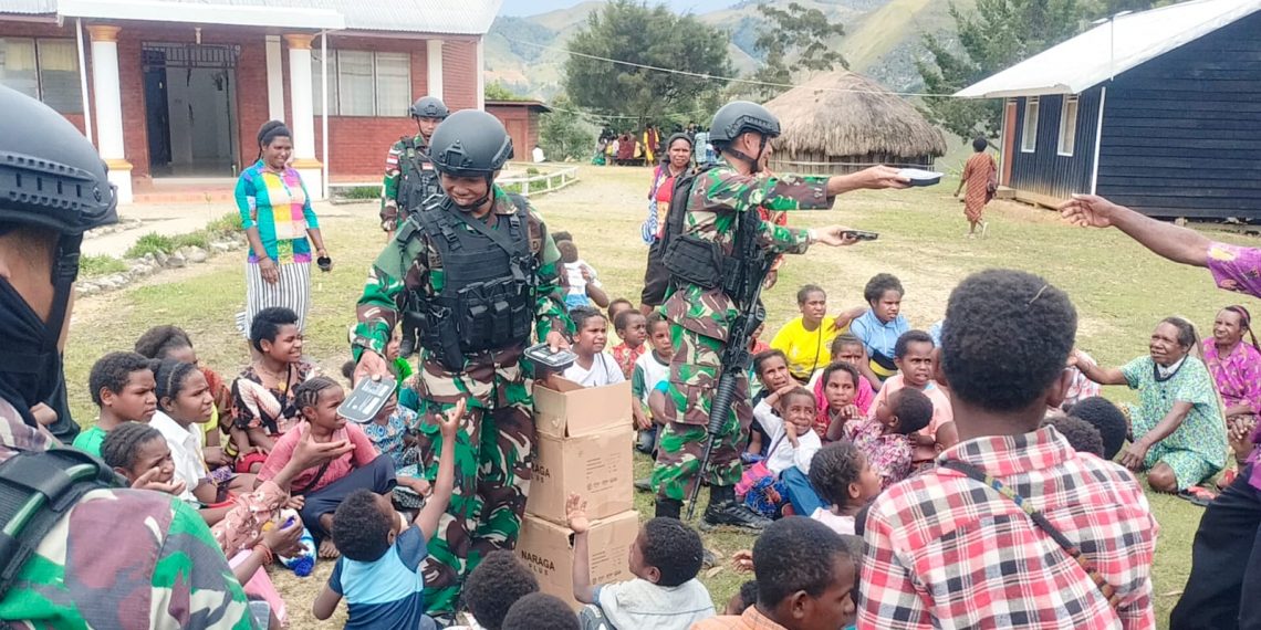 Inilah Bentuk Kepedulian Satgas Yonif 721/Mks Kepada Masyarakat Ninabua Kab. Lanny Jaya