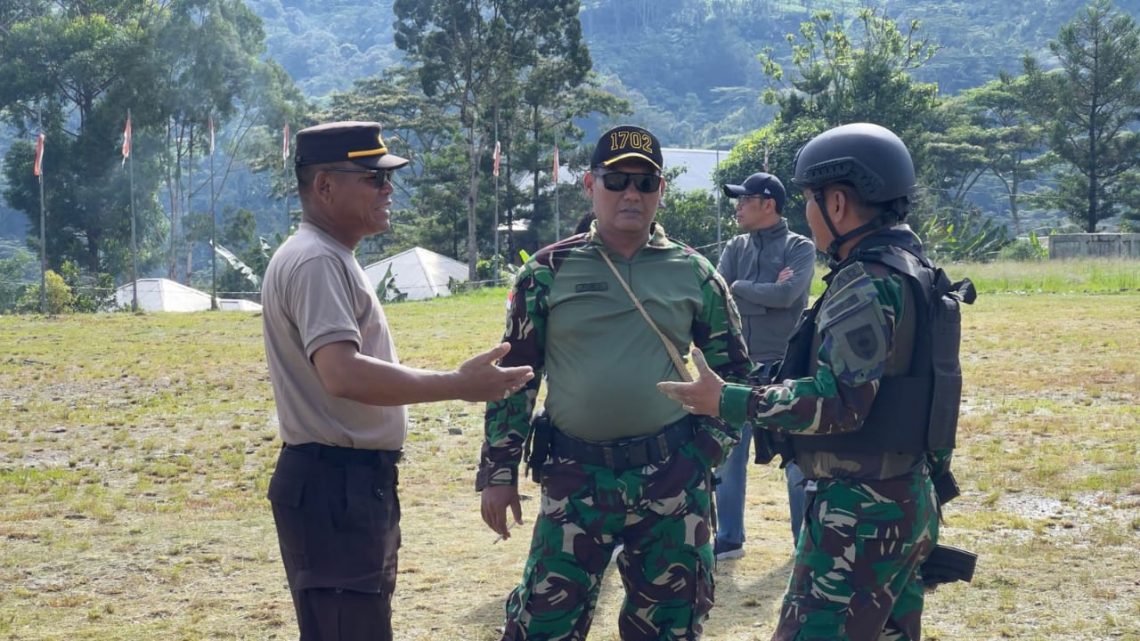 Jalin Sinergitas, Prajurit Yonif 721/Mks Bersama Forkopimda dan Masyarakat Karubaga Gelar Karya Bakti