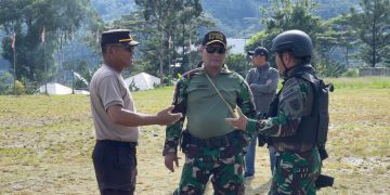 Jalin Sinergitas, Prajurit Yonif 721/Mks Bersama Forkopimda dan Masyarakat Karubaga Gelar Karya Bakti