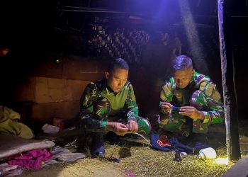 Berikan Penerangan di Honai dan Kantor Gereja, Satgas Yonif 721/Mks Pasang Instalasi Listrik