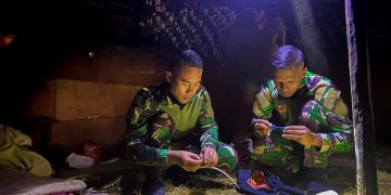 Berikan Penerangan di Honai dan Kantor Gereja, Satgas Yonif 721/Mks Pasang Instalasi Listrik