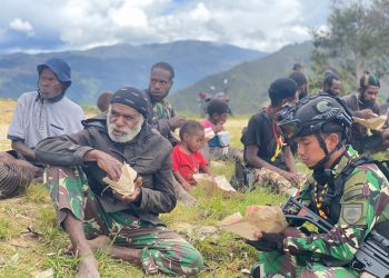 Pesan Ondoafi Saat Warga Dan Satgas Yonif 721/Mks Makan Bersama