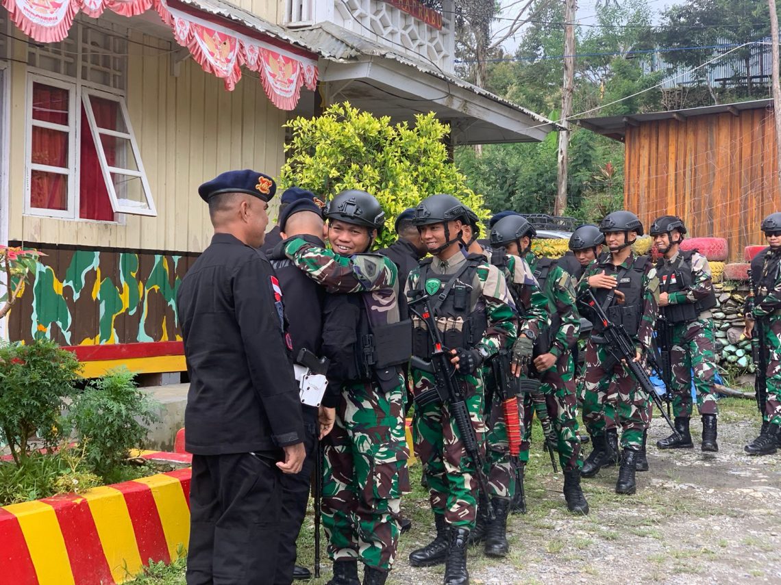 Sinergi Satgas Yonif 721 Bersama Brimob Ciptakan Ketertiban Dan Kondusifitas Di Tolikara