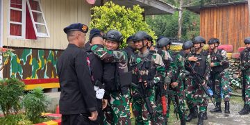 Sinergi Satgas Yonif 721 Bersama Brimob Ciptakan Ketertiban Dan Kondusifitas Di Tolikara