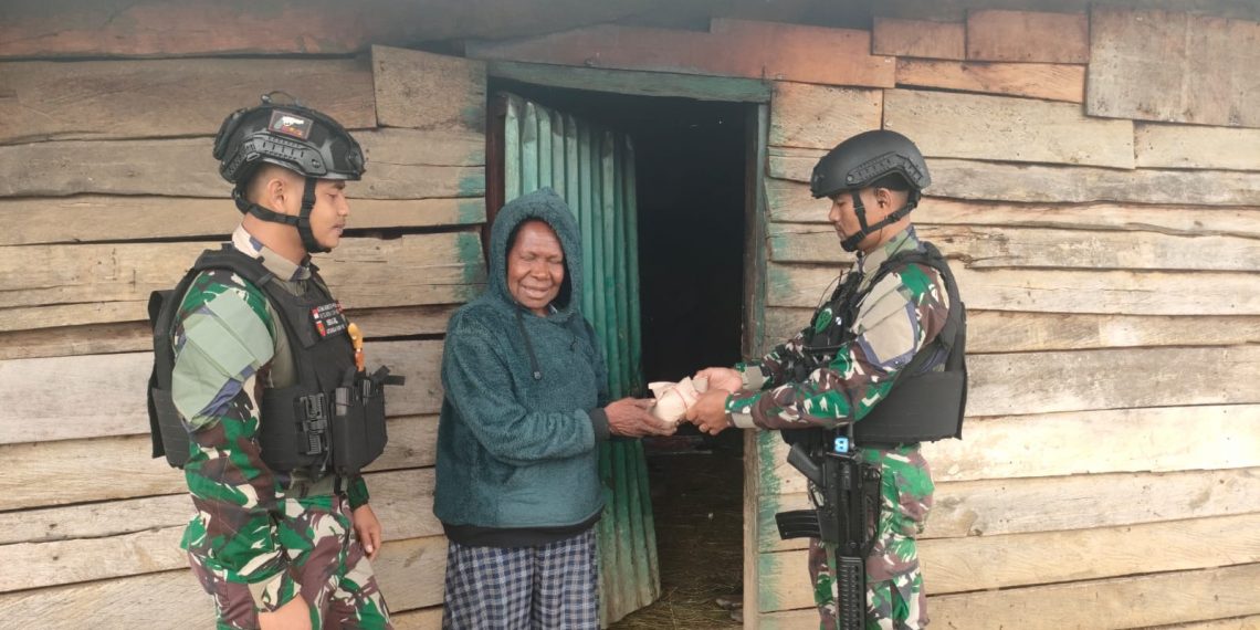 Respon Kepala Suku Kepada Satgas Yonif 721/Mks Saat Bagikan Sarapan Pagi