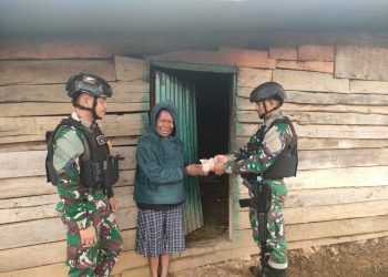 Respon Kepala Suku Kepada Satgas Yonif 721/Mks Saat Bagikan Sarapan Pagi