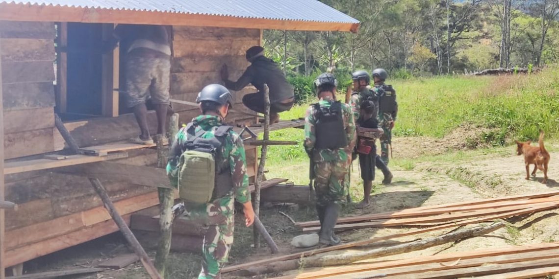 Prajurit Yonif 721/Mks Bersama Warga Tima Gelar Karya Bakti Membangun Aula Gereja