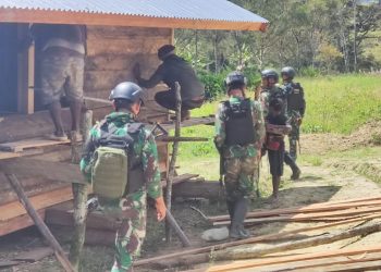 Prajurit Yonif 721/Mks Bersama Warga Tima Gelar Karya Bakti Membangun Aula Gereja