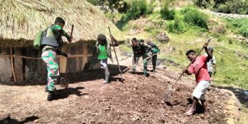 Bantu Kesulitan Warga, Satgas Yonif 721/Mks Bangun Honai Dan Rumah Bapak Gembala