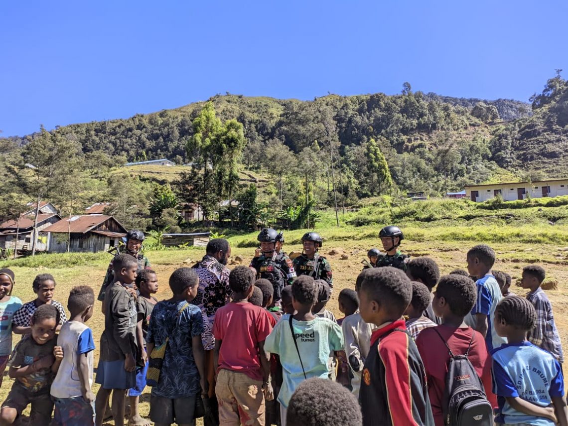 Patroli Pelayanan Kesehatan dari Satgas Yonif 721/Mks untuk Masyarakat Papua.
