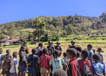 Patroli Pelayanan Kesehatan dari Satgas Yonif 721/Mks untuk Masyarakat Papua.